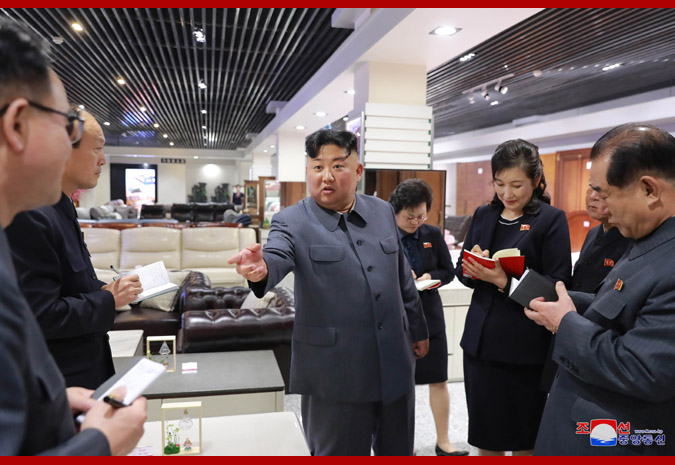 金正恩视察大城百货商店(图源:朝中社)