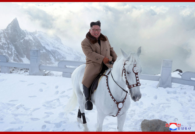 朝鲜白头山:金正恩骑白马登上白头山 俯瞰山峦(图) 图:朝中社
