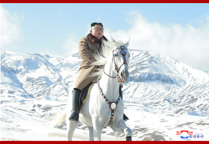 朝鲜白头山:金正恩骑白马登上白头山 俯瞰山峦(图) 图:朝中社