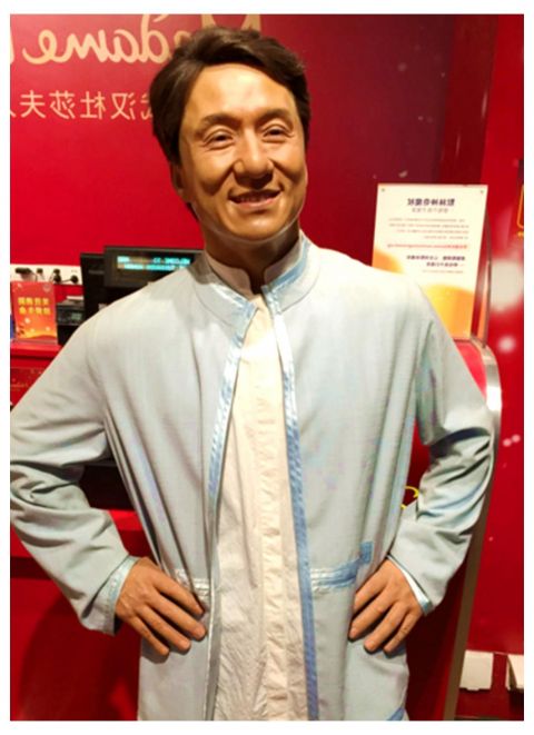 成龙蜡像站武汉杜莎夫人蜡像馆店门口笑容满面揽客