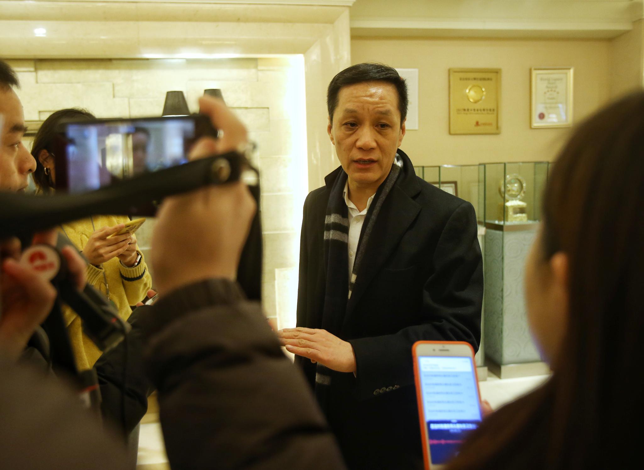 市政协委员冯远征接受记者采访。新京报记者 王贵彬 摄