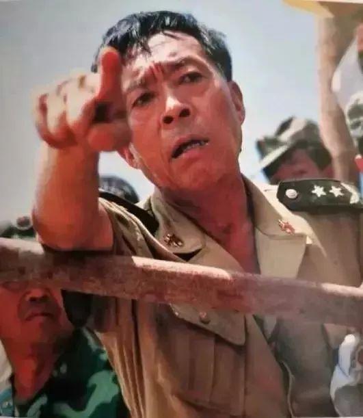 带领子弟兵连夜赶到抗洪现场      他叫董万瑞   时任南京军区副