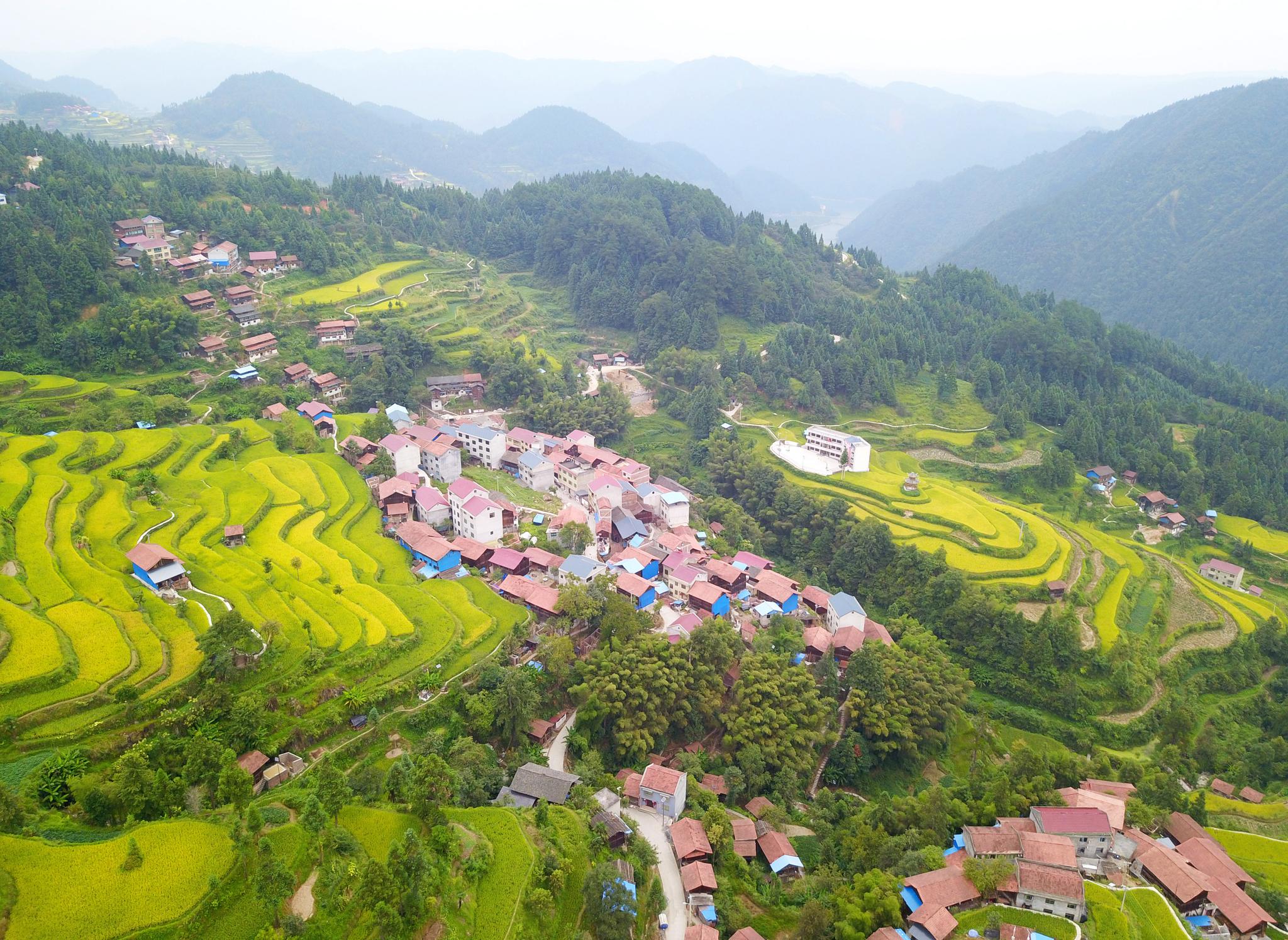 其中,黎平高屯天然石拱桥和述洞侗族独柱鼓楼,榕江车江八宝寨古楼等