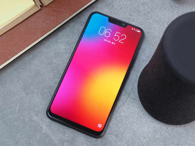 这次联想z5也跟上了目前市面上主流的齐刘海屏设计,这样的好处是在