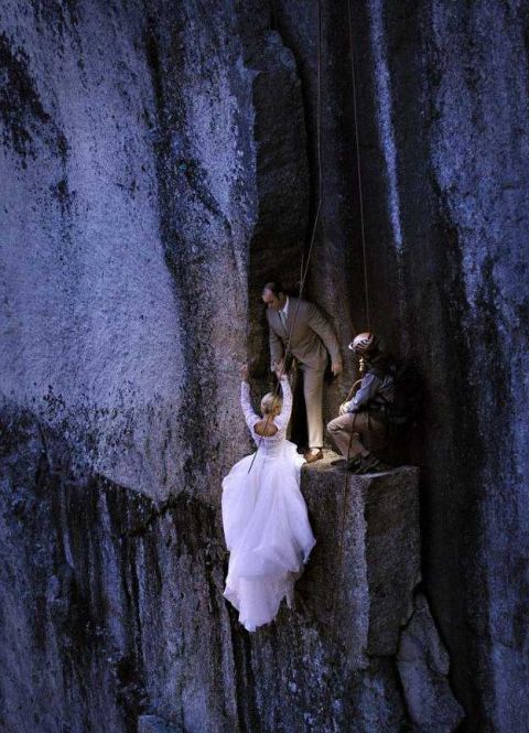 美摄影师悬崖上拍写真 新婚夫妇高空"考验爱情"