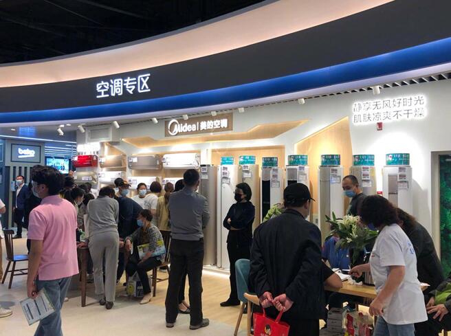 (苏宁新街口云店,消费者在咨询高端空调)宏观经济态势正在为空调市场