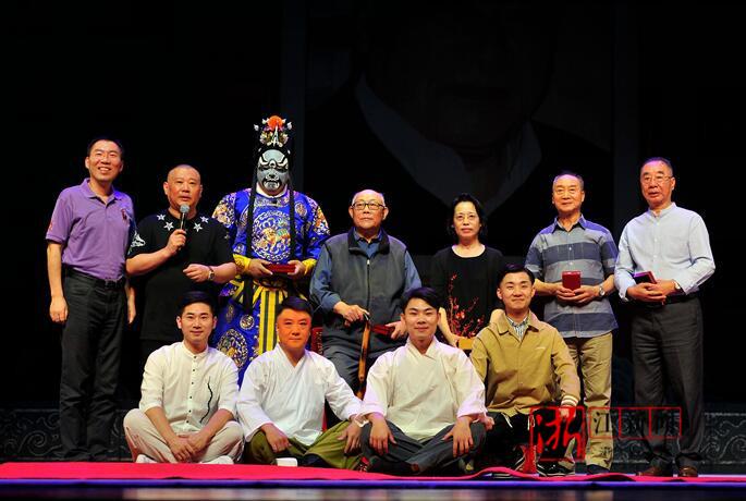 郭德纲在金华"拜师" 入室京剧麟门立志传承麒派艺术