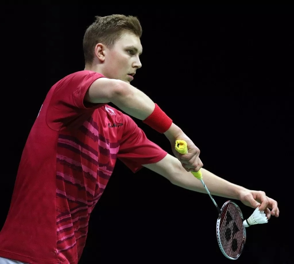 盲目的模仿是不够的,要学会如何使用反手发小球