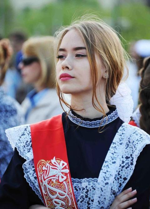 俄罗斯高中毕业典礼美女如云,穿礼服,办舞会,比大学毕业还有趣