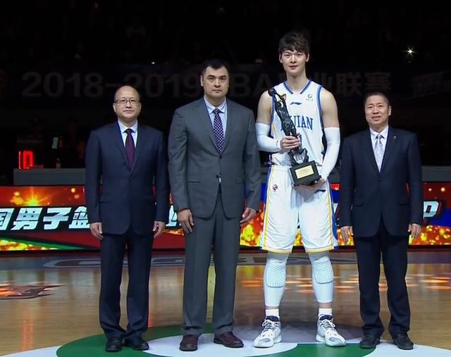 王哲林荣膺常规赛MVP,战神刘玉栋颁奖,时隔七