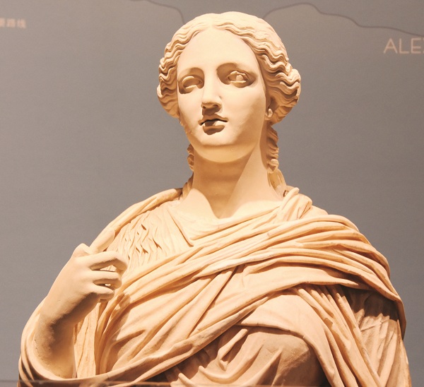 "庞贝出土文物特展"中穿长袍的女性雕像展览首次系统展现盘龙城遗址