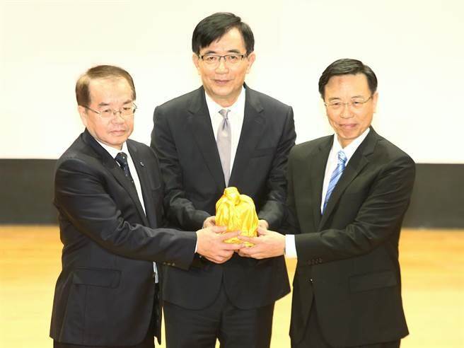 台交通负责人称才知台铁人力缺乏台铁人一片错愕 手机新浪网