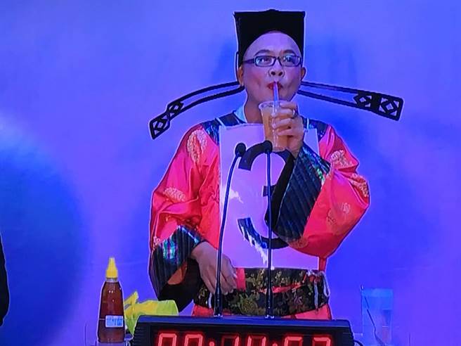 台湾名字最长的人上辩论抢镜 撒纸钱飚英语被消音