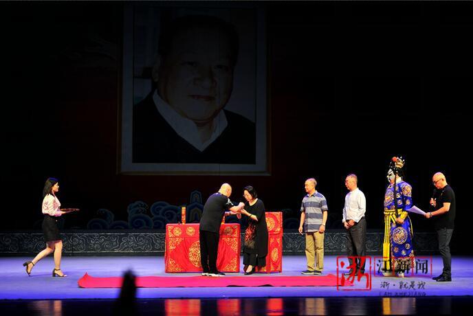 郭德纲在金华"拜师" 入室京剧麟门立志传承麒派艺术