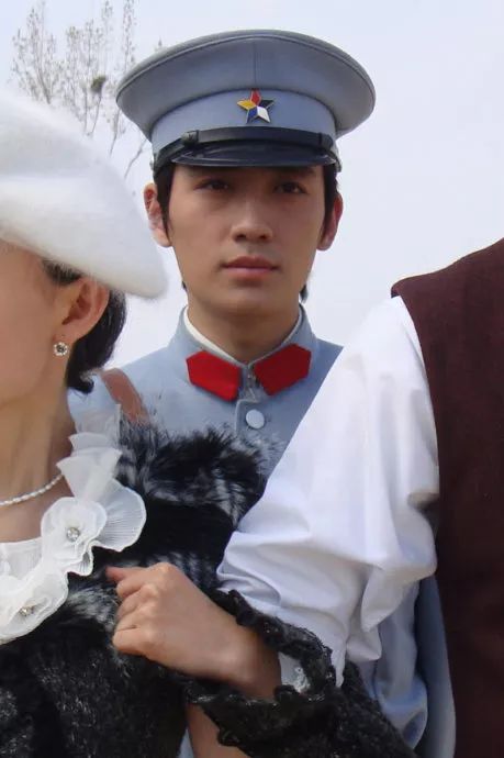 不知道大嘎有没有看过《王刚讲故事》,朱一龙是小剧场里的常驻演员