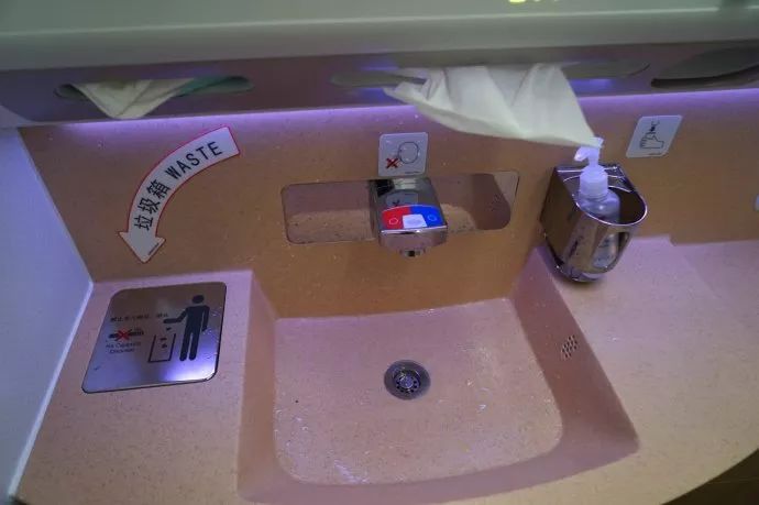 厕所的冲水按钮