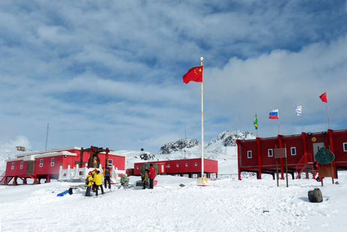 对于科学家们来说,南极和北极是进行科学探索和研究的天然实验室.