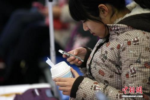 中国超3亿人有睡眠障碍 成年人失眠发生率近4成 资料图:玩手机的“低头族”随处可见。 徐崇德 摄