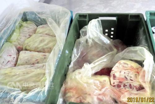 新北市卫生局查获知名连锁炸鸡店生鲜、肉品,装在疑似逾期的篮子内。(图:台湾“中央社”/新北市卫生局 提供)