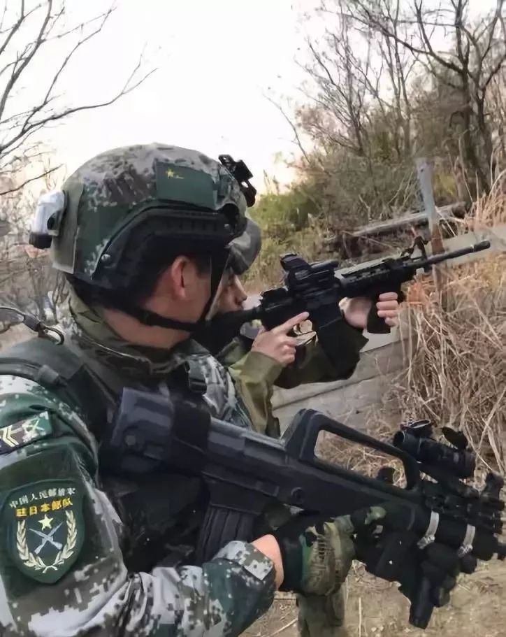 日本警察手持95腰插手榴弹还有解放军驻日本部队轻武专栏