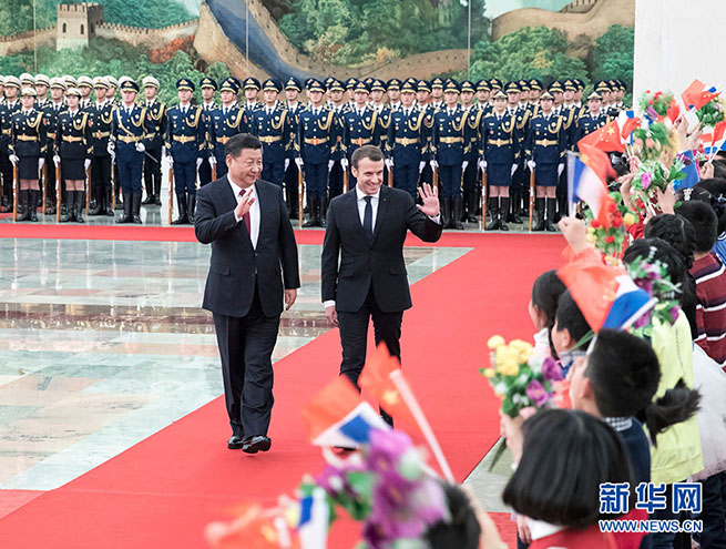 2018年1月9日，国家主席习近平在北京人民大会堂同法国总统马克龙举行会谈。这是会谈前，习近平在人民大会堂北大厅为马克龙举行欢迎仪式。新华社记者王晔摄