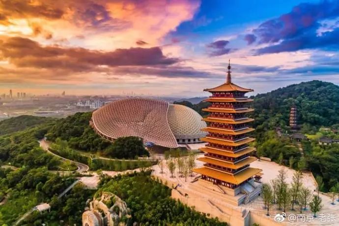 牛首山,又叫"天阙山",坐落在南京城中华门外,"遥望两峰争高,如牛角然"
