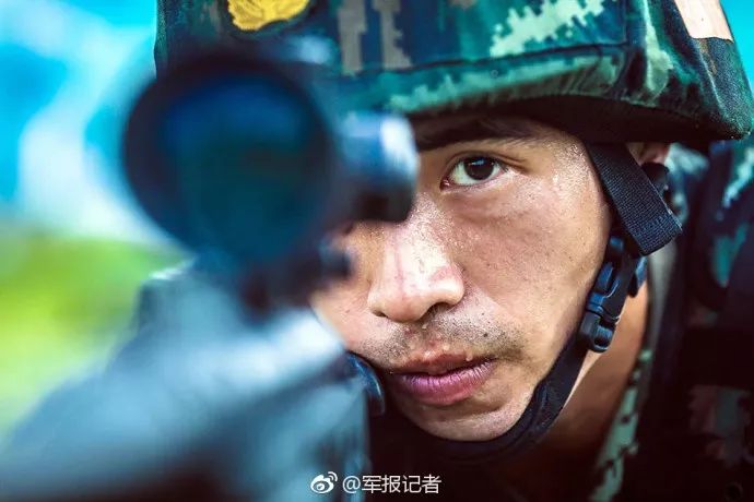 的足迹笑容军人的笑是军人努力过后的酣畅是军人完成任务后的喜悦是一