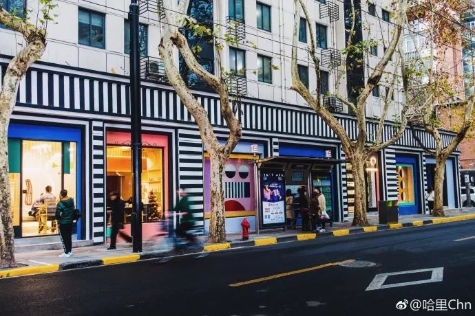 城市店铺招牌流行一刀切网友感觉审美退步一百年