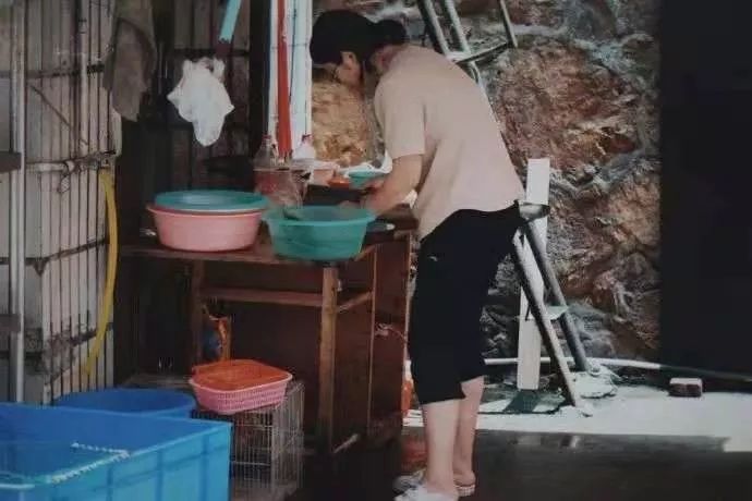 “癌症街上,那些拎着尿袋的人”:30张照片,戳破成年人最心酸的一面 “癌症街上,那些拎着尿袋的人”:30张照片,戳破成年人最心酸的一面