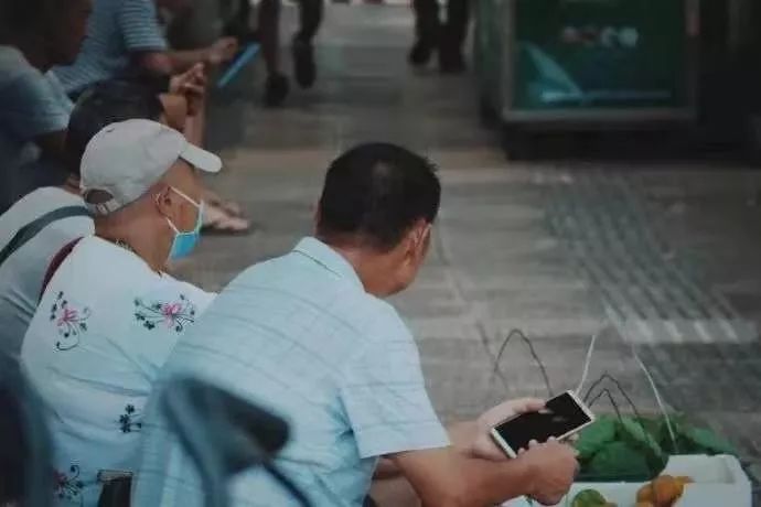 “癌症街上,那些拎着尿袋的人”:30张照片,戳破成年人最心酸的一面 “癌症街上,那些拎着尿袋的人”:30张照片,戳破成年人最心酸的一面