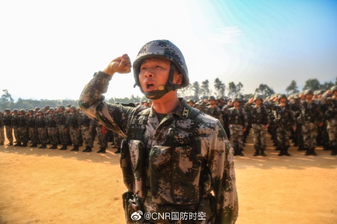 东部战区陆军某旅举行列装仪式新型火炮正式加入作战序列