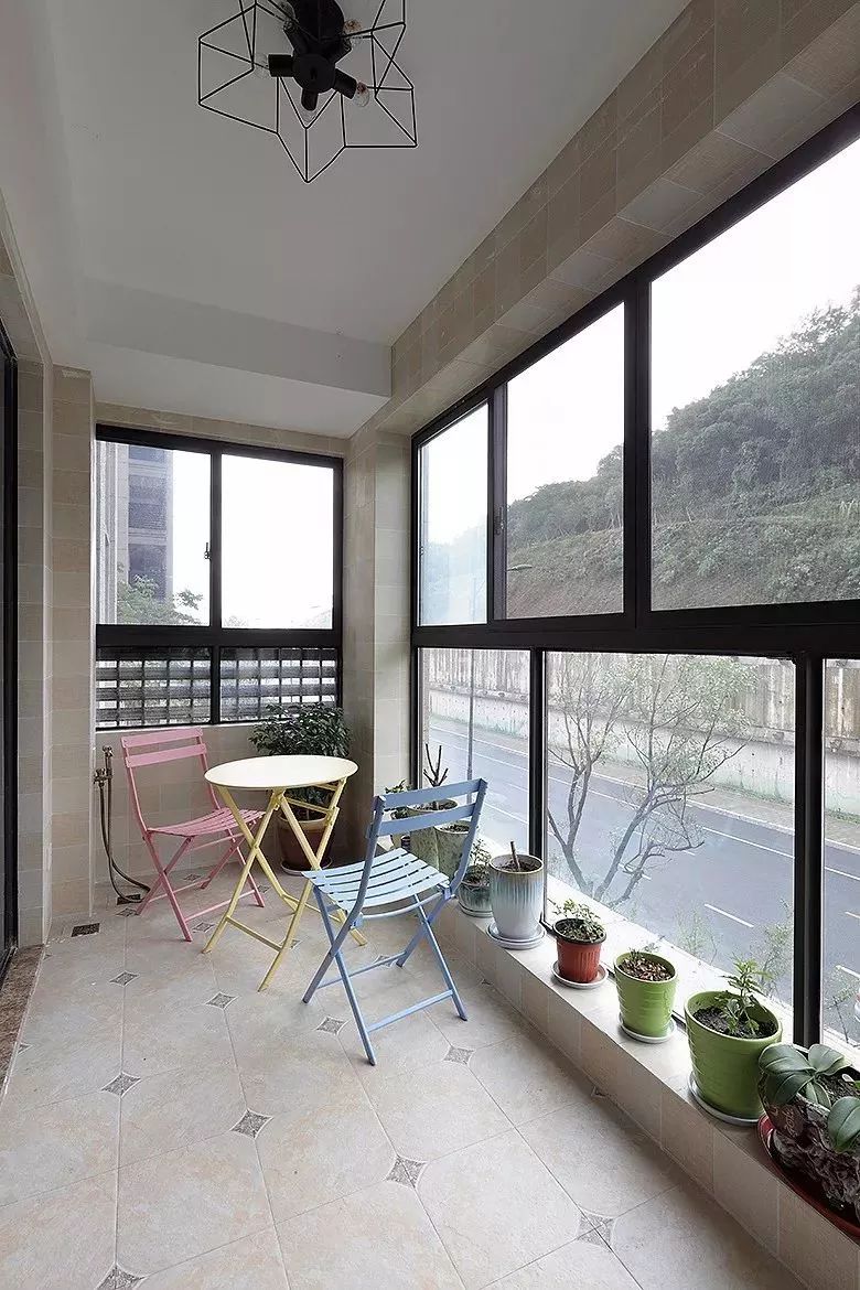 4321封闭阳台,最为常见的就是以玻璃落地窗直接封闭阳台,这样既保持
