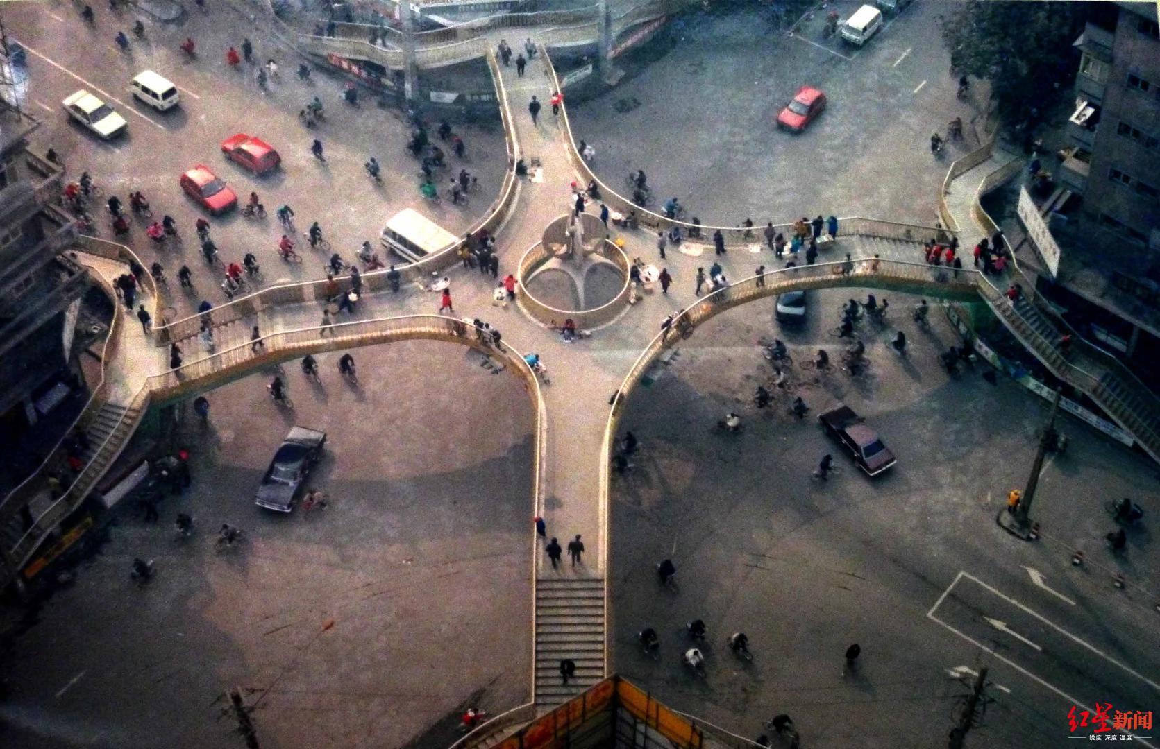 2001年,成都市民欢庆北京申奥成功,20年后(2021年)的成都也将迎来一场