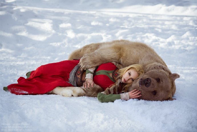 俄罗斯美女演绎《美女与野兽》 冰天雪地与熊"共舞"