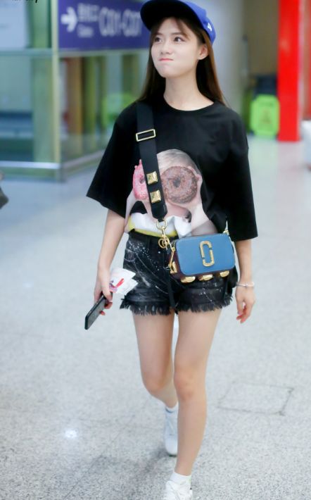 陈意涵穿黑色t恤搭配牛仔短裤现身机场 比v嘟嘴卖萌真的好可爱