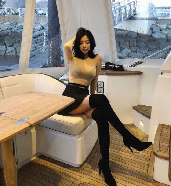 她身材很好,经常在网上分享一些漂亮的照片和健身的一些心得.