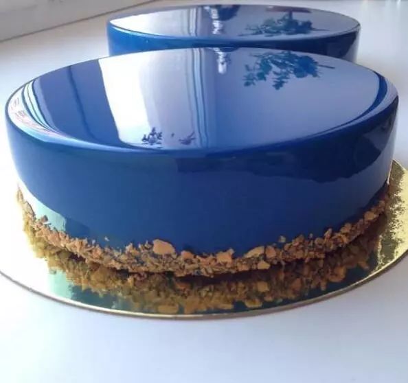 两个铺满果酱却没有一点瑕疵的蛋糕当水龙头的水柱刚好落入漏洞的时候