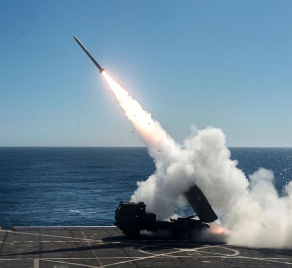 资料图片：美陆战队“海马斯”远火从船坞登陆舰上发射火箭弹瞬间。（图片来源于网络）