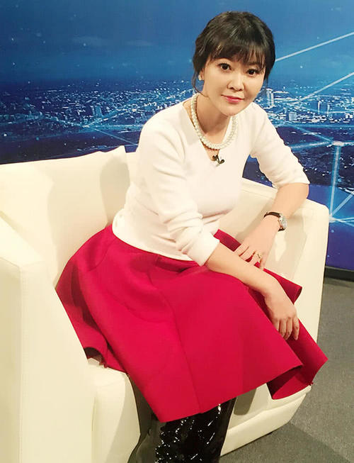 因"变脸"被熟知,与丈夫坚持丁克,40岁意外怀孕变女儿奴!