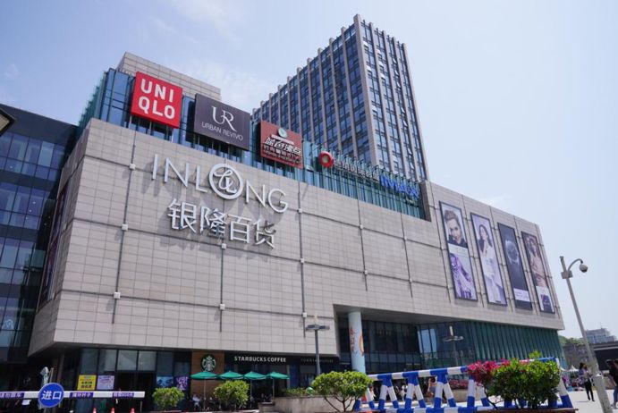 城市变奏,萧山40年焕新而行 上午11点,人来人往的银隆百货外广场上