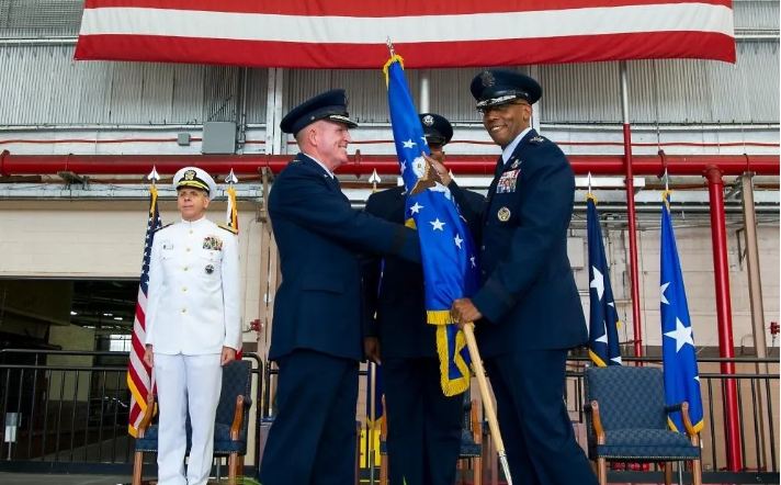 ·2018年7月25日，布朗（右一）晋升上将军衔，出任太平洋空军司令部司令印太司令部空军司令。