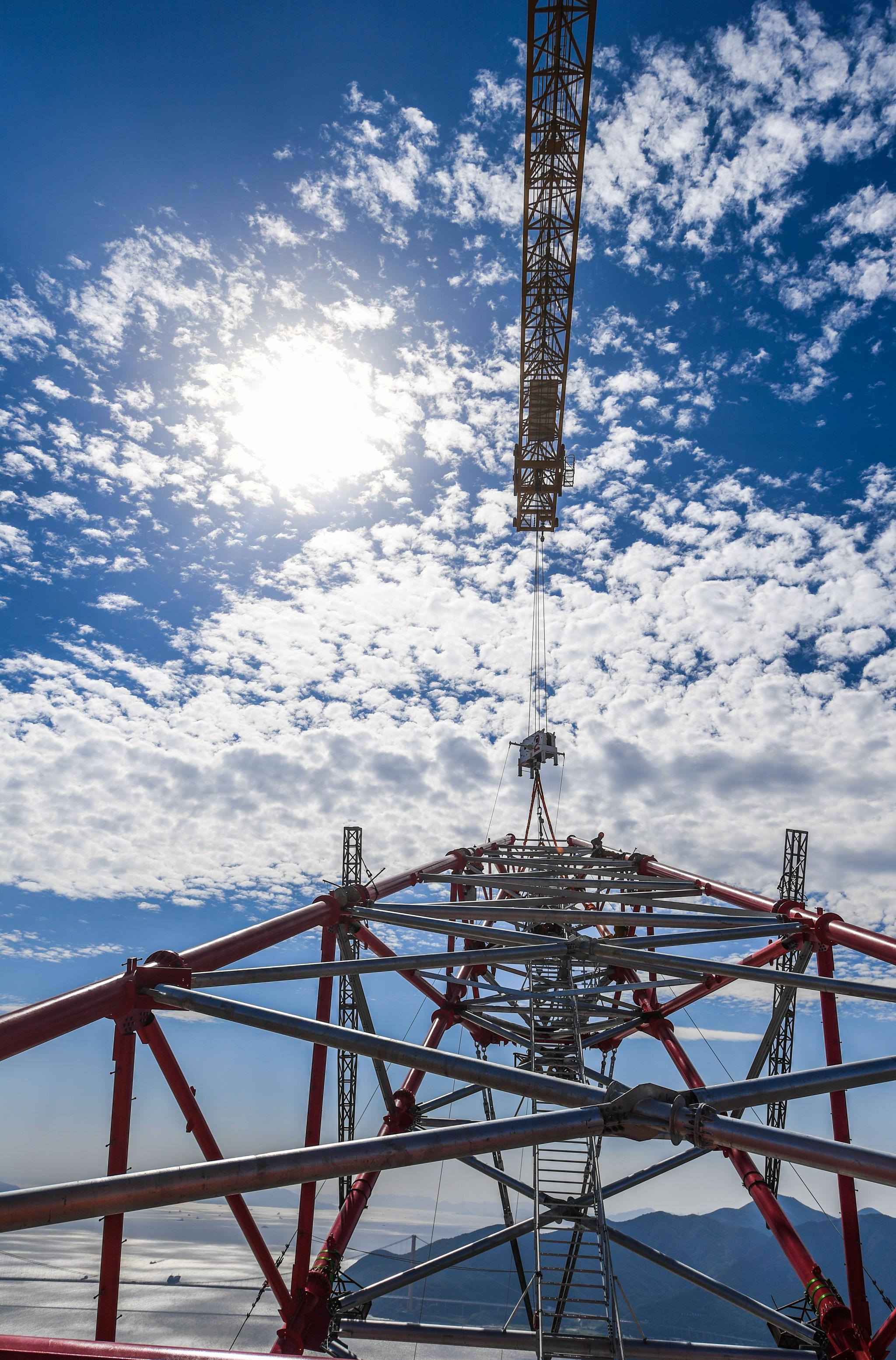 浙江舟山金塘岛380米输电铁塔完成立塔施工