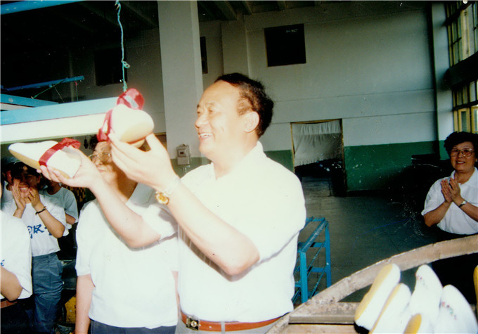 1986年,双星总部终结了生产鞋的70年的历史,这是末了一双胶鞋走下贱水线