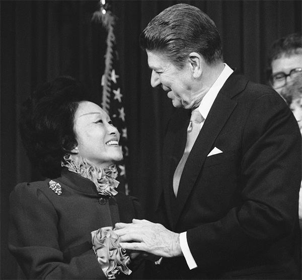 陈香梅过世:当过8位美国总统顾问 我的一生没白活 1984年,陈香梅与时任美国总统里根在白宫会面。