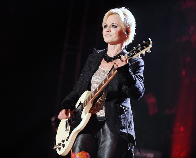 "小红莓"主唱桃乐丝死因曝光 因喝酒过量被淹死