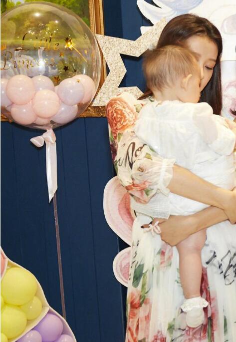 孙怡董子健女儿大福迎一岁生日董子健晒与女儿互动超有爱