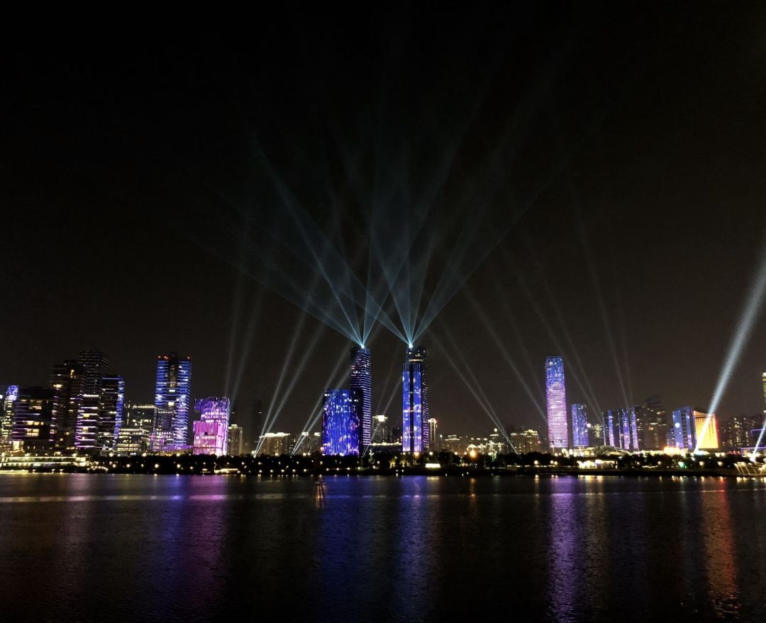 不仅中心区灯光秀持续三个月的南山灯光秀璀璨开演惊艳全场