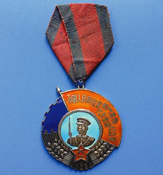 藏友展示建国初期全国战斗英雄纪念章 希望寻找背后的故事