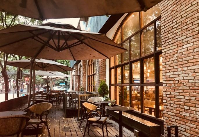 排玻璃窗,全天brunch,室外室内都很舒适店内咖啡豆用的是m2m家的豆子