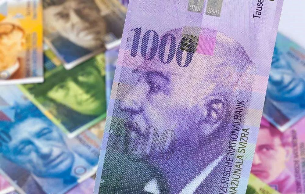 如今流通的瑞士法郎纸币是自1995年至1998年发行的10法郎,20法郎,50